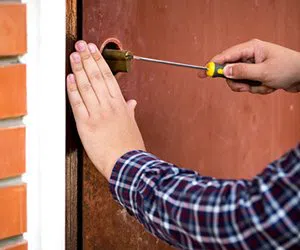 Lock Locksmith Tech Encino, CA 818-488-2679 - garage-door-locks